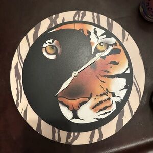 Tiger yin Yang clock